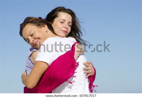 Madre E Hija Dándose Un Abrazo Foto De Stock 107817017 Shutterstock