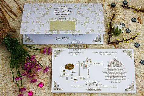 Desain Undangan Pernikahan Dengan Foto Prewedding Hardcover