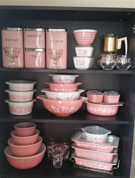 A blue and white farmhouse kitchen. Pin by Sarah Achterberg on pyrex | Pink pyrex, Retro home ...