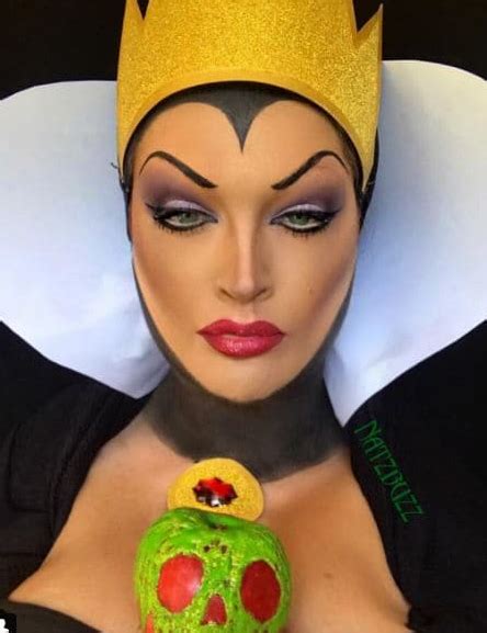 The Glamorous Evil Queen From Snow White Disney Makeup Disney Villains Makeup Creepy