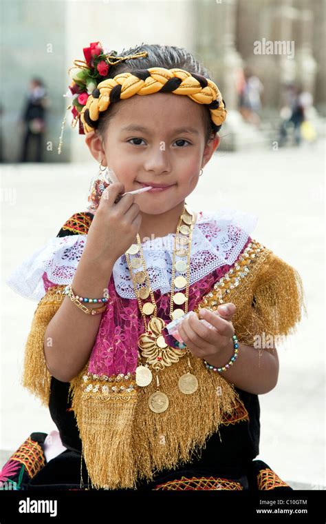 Pequeña Niña Indígena Mexicana Con Lollipop En Traje Tradicional En La Plaza Delante De La