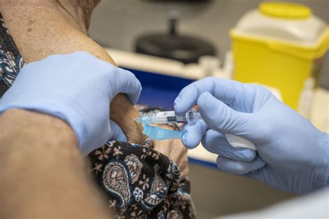 quasi 9 000 persones acudeixen a vacunar se en el primer dia d immunització sense cita prèvia