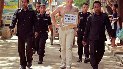 OFF Turistas são CONDENADOS a Caminhada da Vergonha na Indonésia PAN pandlr