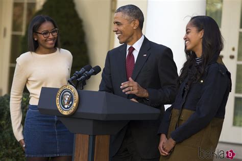 Barack Obama Con Sus Hijas Sasha Y Malia Obama Foto En Bekia Actualidad
