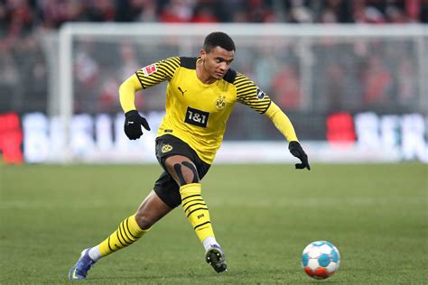 90plus Bvb Manchester United Lockt Akanji Mit Horrendem Gehalt