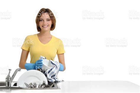 junge frau hausfrau maid abwaschen isoliert auf weißem hintergrund stockfoto und mehr bilder von