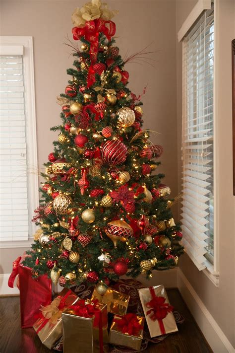Red And Gold Christmas Tree Christmas Tree Decorating Themes Red And