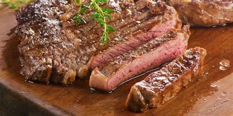 What Are the Differences Between Rare, Medium & Well-Done Steaks 