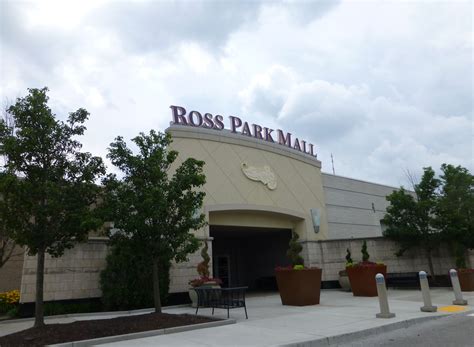 Pennsylvania mall shooting sees '2 arrested' after Ross Park Mall 'gun