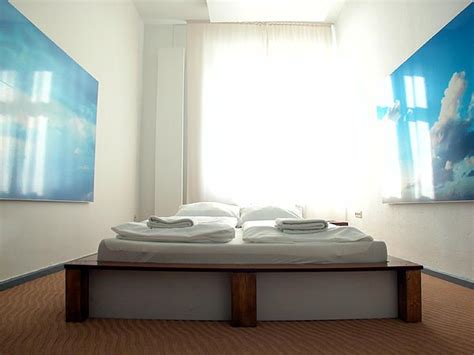 Looking for a super easy bedroom wallpaper ideas? Clouds Bedroom with Sky Wallpaper Poster - Interior Design ...