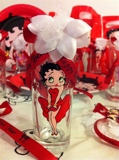 An elephant punctures a rubber tree, whose spraying sap turns the whole town rubbery. Betty Boop Party Favors | Betty boo, Betty boop, Manualidades