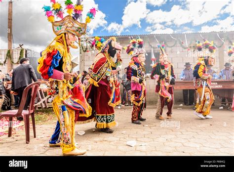 Parramos Guatemala Diciembre Bailarines De Danza Folkl Rica Tradicional En Las