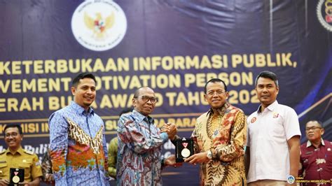 Komit Keterbukaan Informasi Rektor Unp Prof Ganefri Terima Anugerah