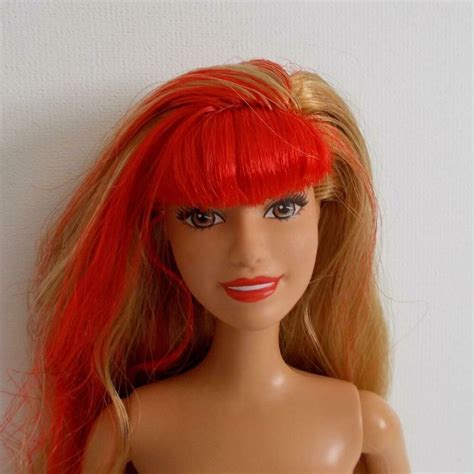 Fashionista Summer Barbie Doll Red Bangs Streaks Hip Pose Bent Arm