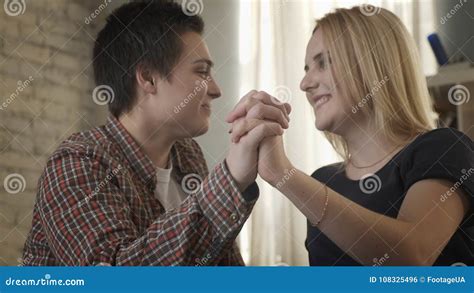 Twee Jonge Leuke Lesbiennes Bekijken Elkaar Die Handen Een Paar In