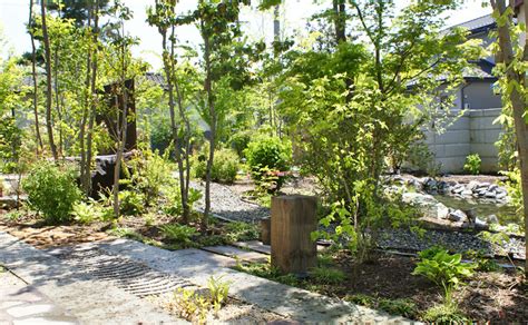 湧き水が流れる雑木の庭づくり | 長野市の外構工事はガーデンファクトリーへ