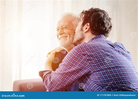 homem beija filho idoso cumprimentando o velho por amor avô em relação ao dia de idade foto de