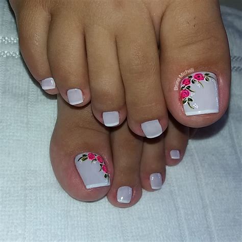 La decoración de las uñas de los pies es un proceso algo más complejo que la de las manos. O segredo das Unhas dos Pés com esmaltes combinados (com ...