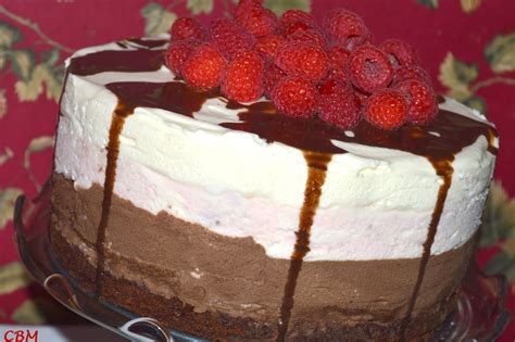 Chocolate mousse, raspberry and profiterole gâteau. Dans la cuisine de Blanc-manger: Gâteau mousse chocolat ...