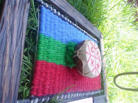 Integrantes de la comunidad mapuche, junto a docentes y alumnos de la universidad nacional del comahue (unco) realizaron este martes a la mañana el izamiento de la bandera mapuche en la casa de altos estudios en la ciudad de neuquén, en el marco del wiñoy xipantu, ceremonia del inicio de un nuevo año. Telar Bandera Mapuche, kultrun hecho de calabaza mate y ...