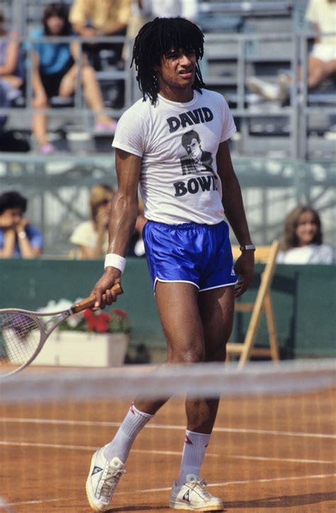 Cet opus éponyme est le quatrième album studio du tennisman français yannick noah , reconverti en chanteur. Yannick Noah in tenuta da tennis Le Coq Sportif e la t ...