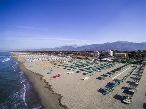 Forte dei marmi è la perla della versilia, una delle coste più affascinanti della toscana, che si estende tra il mare e le alpi apuane, ed è una meta di culto per la sua vita mondana, le spiagge esclusive e i locali più modaioli. Reiseführer Forte dei Marmi - Infos und Fakten zum Ort