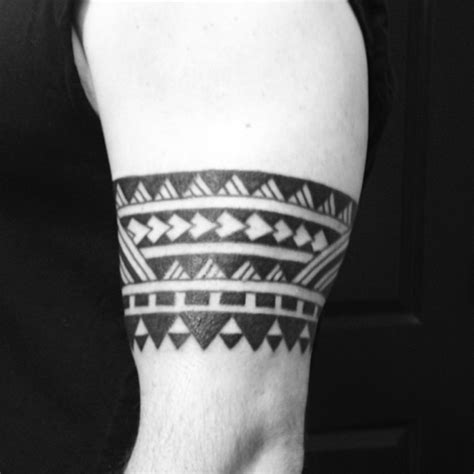 Quelle est la couleur du tatouage 12 ? Idée tatouage Bracelet polynesien - modèle de tattoo #307850