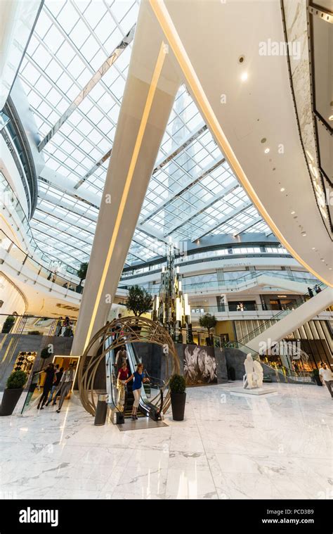 Fashion Avenue In Dubai Mall The Worlds Largest Shopping Mall Dubai