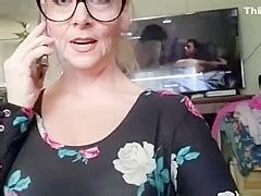 Mutter Mit Brille Blast Beim Telefonieren Pornzog Free Porn Clips