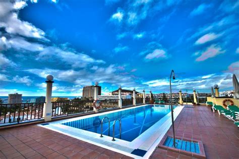 Reserva los apartamentos los cardones de playa de las americas y al mejor precio con quehoteles. Reveron Apartments, Los Cristianos, Tenerife roof top pool. www.reveronhotels.com | Tenerife ...