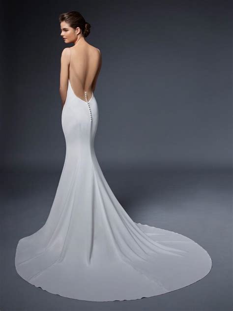 Das cape ist ein ärmelloser umhang, den sie lässig über die schultern werfen. Wandelbares Hochzeitskleid mit abnehmbarem Cape von Elysée