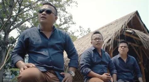 Lirik lagu jolma biasa 2. Lirik Lagu Jolma Biasa dan Artinya - Arghado Trio