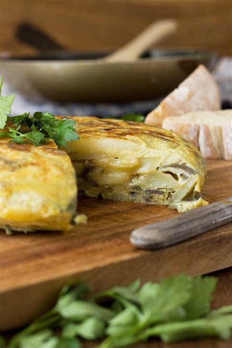 Best Spanish Omelette Recipe (Just 5 Ingredients) - Scrummy Lane