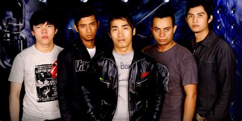 Maybe you would like to learn more about one of these? Lirik Lagu Ilusi Tak Bertepi Hijau Daun - Mieza S