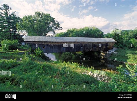 Hammond Covered Bridge On Otter Creek Stock Photo Alamy
