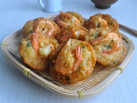 Kue cucur (indonesian) or kuih cucur (malay), known in thai as khanom fak bua (ขนมฝักบัว, pronounced kʰā.nǒm fàk būa̯) or khanom chuchun (ขนมจู้จุน or จูจุ่น), is a traditional snack from indonesia, and popular in parts of southeast asia, includes indonesia, malaysia. Resipi Buat Cucur Udang 'Confirm' Rangup. Anda Pasti Suka ...