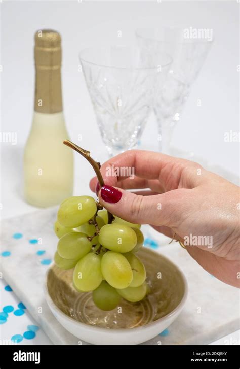 Uvas De La Suerte 12 Lucky Grapes A Spanish New Years Eve Tradition