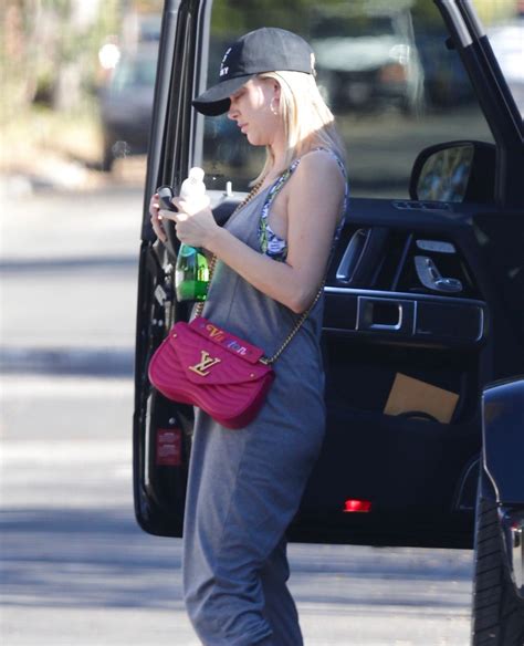 Pregnant Lala Kent At A Pressed Juice In Los Angeles