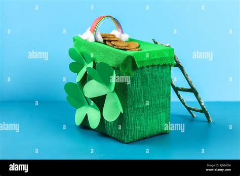 DIY leprechaun Trap mit Goldmünzen Regenbogen und grüne Leiter St