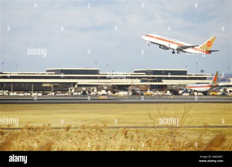 Newark Airport Runway Hi Res Stock Photography And Images Alamy