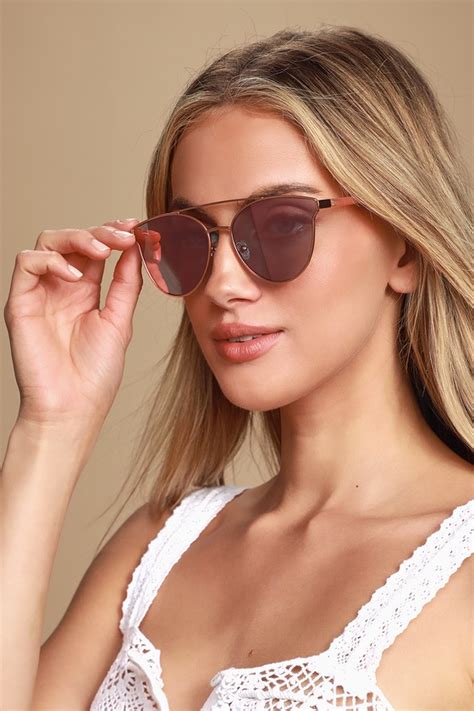Browse luxury metals and pair with unique lens colors to fit your personality. Rose Gold Sunglasses - Aviator Sunglasses - Mirrored Sunglasses - Lulus