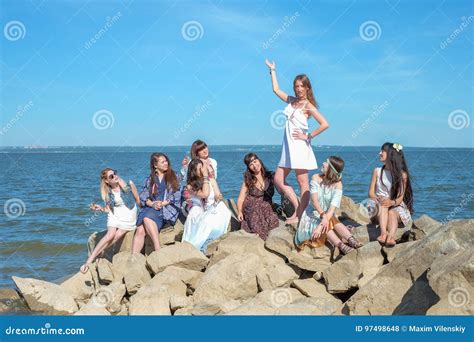 O Partido Do Das Meninas Na Praia Oito Jovens Mulheres Perto Do Mar Foto De Stock Imagem De