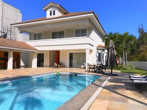 Os preços dos imóveis poucas vezes agradam ao comprador, sobretudo se a casa dos sonhos está na frança ou na itália. Casas de condomínio mobiliadas à venda em Barra da Tijuca ...