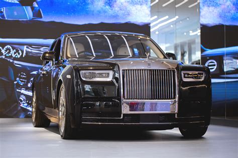 Over The Top Luxury 2021 Rolls Royce Phantom Versus 2021 Mercedes