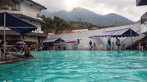 Selain hotel, disini juga terdapat. Kolam Renang Tirtagangga Di Kaki Gunung Guntur Berkadar ...
