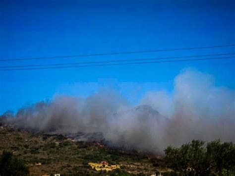Σύμφωνα με πληροφορίες από αυτόπτες μάρτυρες στην περιοχή ακούγονται και εκρήξεις. Φωτιά και στον Ασπρόπυργο - Ειδήσεις - νέα - Το Βήμα Online