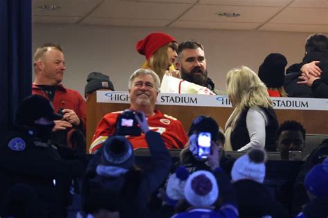 Taylor Swift Finally Meets Jason Kelce And Wife Kylie At Chiefs Bills