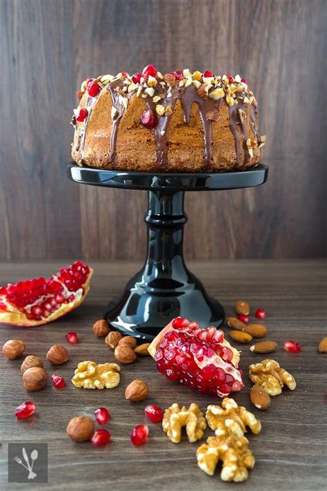 1 granatapfel schälen und die fruchtkerne lösen. Juwelenkuchen - Nussgugelhupf mit Granatapfel #ichbacksmir ...