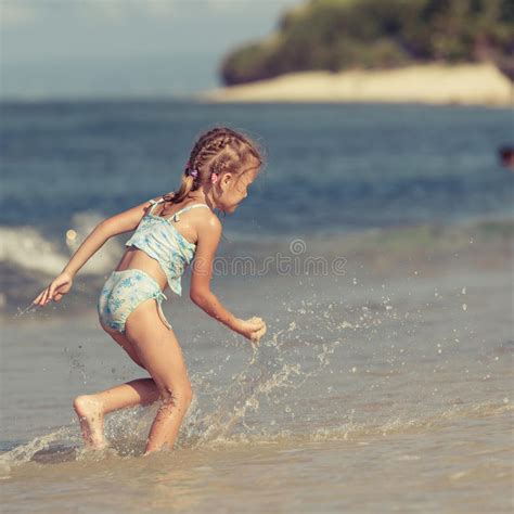 Bambina Che Gioca Sulla Spiaggia Fotografia Stock Immagine Di Feste Egeo