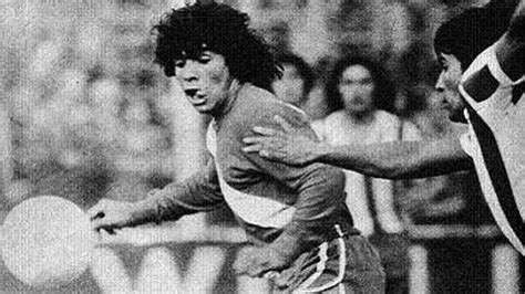 Argentinos juniors fans cheering on their team during a home match against boca juniors. El bautismo de Diego Maradona: su debut en Primera ...